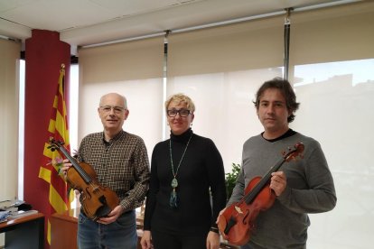 El hijo y el nieto de Joan Vilanova, ayer junto a la alcaldesa.