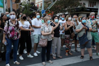 Los manifestantes se concentraron en el cruce de Rovira Roure y Prat de la Riba, junto a la sede de Salud en Lleida.