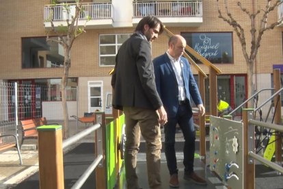 L’alcalde de Balaguer, Jordi Ignasi Vidal, al nou parc infantil.