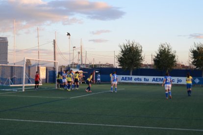 El AEM se prepara para ejecutar un saque de esquina.