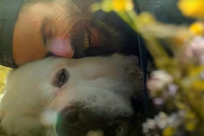 Pau Donés disfrutando con su perro Fideos en la montaña.