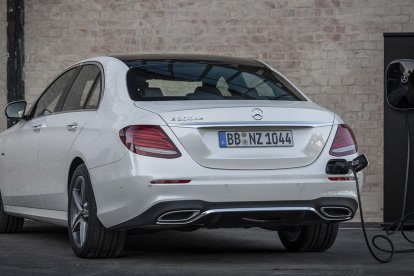 Mercedes Benz ha ampliat la gamma Classe E amb la incorporació de 2 variants híbrides endollables, una amb motor de  gasolina (E 300 i) i una altra amb un de dièsel (E 300 de).