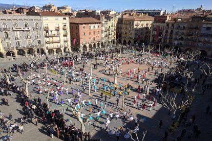 Imagen del campeonato de sardanas que se celebró ayer en la plaza Mercadal de Balaguer. 