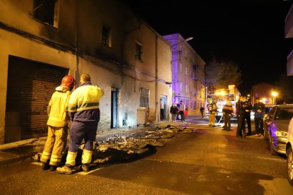 Las llamas también dañaron tres vehículos estacionados y las fachadas de varios inmuebles. 