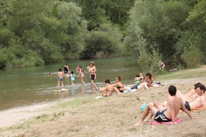 Banyistes ahir a la Platgeta de Camarasa.