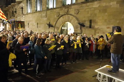 Per la llibertat - Els cantaires de la plaça Paeria de Lleida es van reunir ahir, com cada dilluns des de fa 116 setmanes, per exigir la posada en llibertat dels dirigents independentistes empresonats per l’1-O i el lliure retorn dels que se’n ...