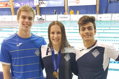 Paula Juste, con la medalla, escoltada por Miret y Juárez.