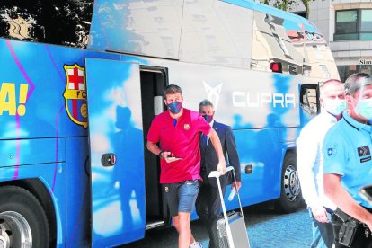 Luis Suárez subió al avión con su habitual mate uruguayo.