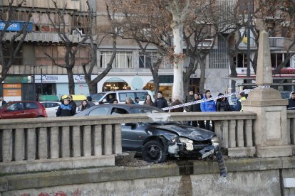 Imagen del vehículo tras impactar contra el muro de piedra de la canalización en la avenida Madrid. 