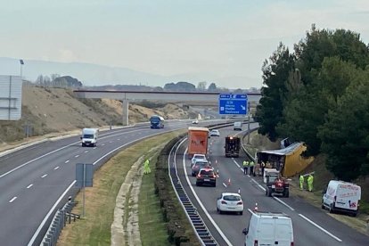 Una imagen del camión volcado este martes en la autovía en Alpicat.