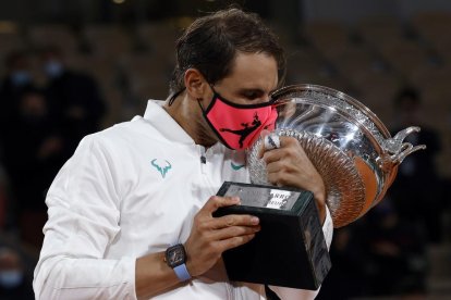 Nadal, con la mascarilla puesta, besa el trofeo de Roland Garros, el torneo con el que ha agrandado más su leyenda al conquistar trece títulos.