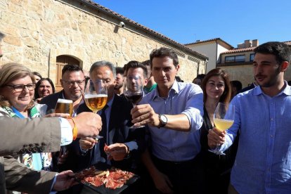 El líder de Ciudadanos brindando durante un acto en Salamanca, ayer