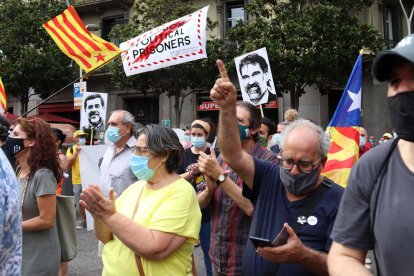 Manifestants ahir a Barcelona en protesta pels mil dies de presó de Jordi Sànchez i Jordi Cuixart.