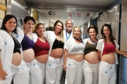 Set infermeres de l'àrea Neonatal del Vall d'Hebron, embarassades alhora