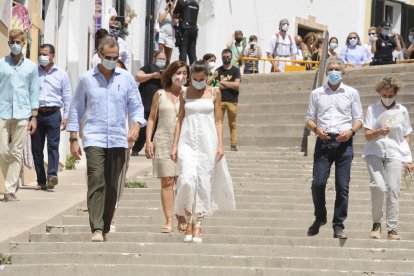 Paseo real  -  Felipe VI y Letizia con la presidenta balear, Francina Armengol, y el ministro del Interior, Fernando Grande-Marlaska, visitaron ayer Alaior (Menorca). Marlaska confirmó hace unos días que el Estado continúa costeando la seguridad ...