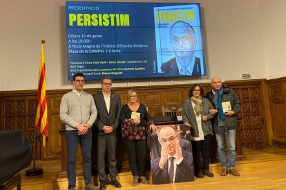 Toni Postius, Joan Talarn, Anna Gómez, Blanca Bragulat i Lluís Llach, a la presentació del llibre.