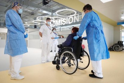 El nuevo hospital de Madrid recibió ayer a su primer paciente entre protestas de los sanitarios.