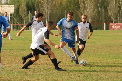 Diversos jugadors del Vallfogona pressionen el rival per intentar prendre-li l’esfèric.