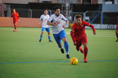 Un defensa del Mollerussa sigue a un jugador del Martinenc en una acción del partido de ayer.