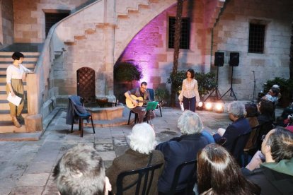 El patio del IEI acogió ayer el recital, a cargo de Joan Baró, Aitana Giralt, Iona Balcells y Teresa Ibars.