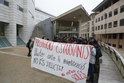 Diverses persones es van concentrar ahir al Canyeret per donar suport als joves jutjats.