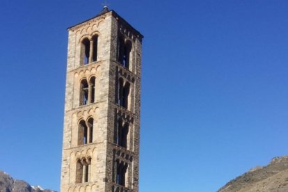 Las universitarias delante de la iglesia de Sant Climent de Taüll.