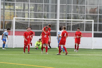 Els jugadors de l’Alpicat s’abracen al marcar un dels vuit gols que van aconseguir al partit.