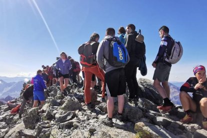 Excursionistes banyant-se en un dels llacs alpins de la muntanya de la Pica d’Estats, a Àreu, pràctica que està prohibida.