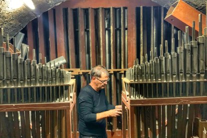  Albert Blancafort, maestro restaurador de órganos, revisando el instrumento musical.