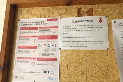 Un cartel del ayuntamiento de Castellserà, primer punto de la demarcación de Lleida donde se ha confirmado un caso de coronavirus.