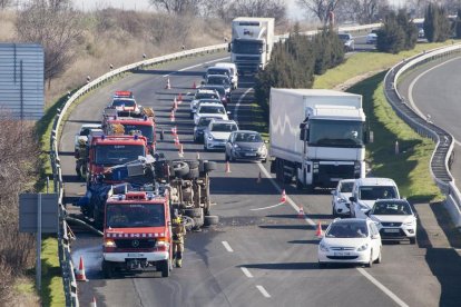 Vuelca un camión en Bellpuig y un motorista, herido grave en Agramunt