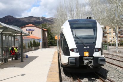 Imagen de archivo de uno de los trenes de la línea de La Pobla. 