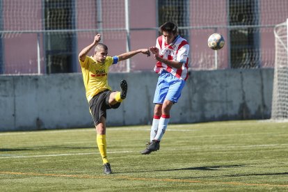 Slvador Tàpies, capitán del Mollerussa, despeja un balón ante un jugador del Martorell.