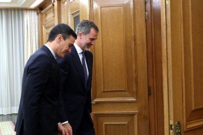 El rey y Pedro Sánchez, camino de la reunión para tratar sobre la investidura.