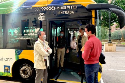 El primer tinent d'alcalde, Toni Postius, i el regidor de Mobilitat, Vialitat, Trànsit i Horta, Joan RaEl primer tinent d'alcalde, Toni Postius, i el regidor de Mobilitat, Vialitat, Trànsit i Horta, Joan Ramon Castro, han visitat avui un dels vehicles que ja incorpora aquestes mesures mon Castro, han visitat avui un dels vehicles que ja incorpora aquestes mesures