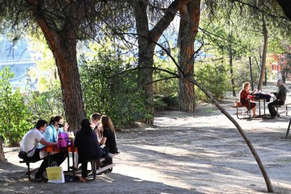 Vecinos del madrileño barrio de Moratalaz ayer en un parque, respetando las medidas de seguridad.