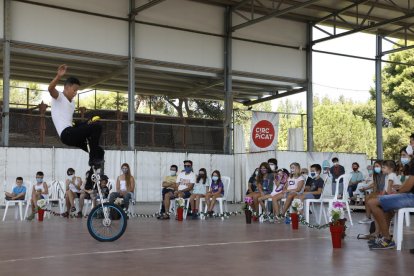 Imatge ahir al migdia de l’espectacle d’acrobàcies ‘Total Glamour’ de The Sullivan’s.