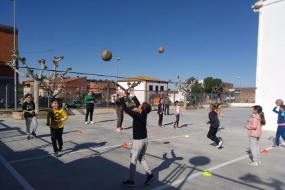 Niños de Montoliu durante la actividad ‘Voleibolitza’t’.