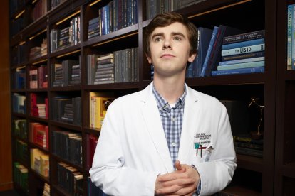 Freddie Highmore es el doctor Shaun Murphy, que sufre autismo.