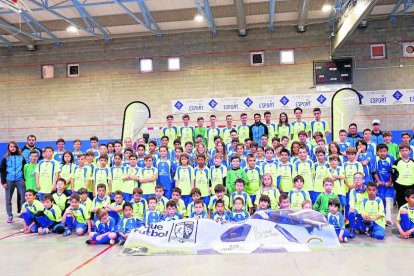 Foto de familia de jugadores y entrenadores de la Escola de Futbol Pont-Ribagorça con las nuevas equipaciones que han estrenado esta temporada.