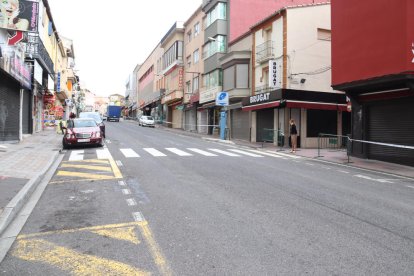 El Pertús, vacío, después de que ayer la Policía francesa cortara el tráfico para evitar aglomeraciones.