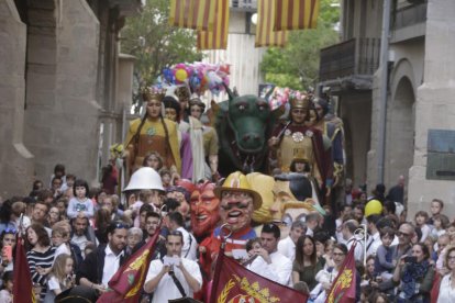 ‘Los bastoners’, los ‘gegants’, ‘capgrossos’, el ‘Ball de Cavallets’ y el Marraco hicieron las delicias de mayores y pequeños ayer en la plaza Paeria durante el pregón popular. 