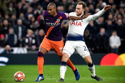 Fernandinho y Christian Eriksen disputan un balón durante el partido de ayer.