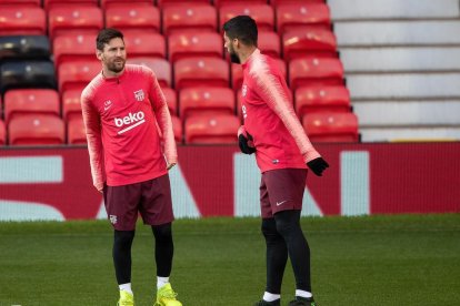 Leo Messi y Luis Suárez, ayer durante la sesión de entrenamiento en Old Trafford.