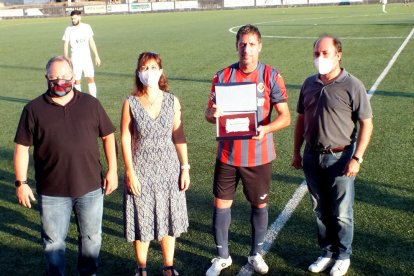 Capdevila, amb l’alcaldessa, Alba Pijuan, el regidor Silveri Caro i el president del club Gerard Caro.