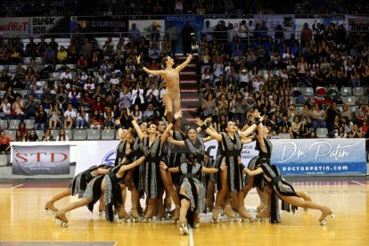 Una edició anterior del campionat de Grup Xou de patinatge a Lleida.