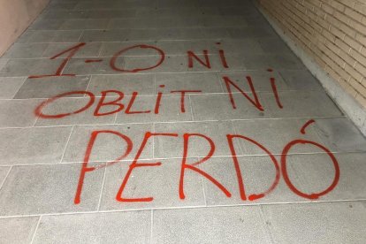 La escuela Àngel Guimerà de Tàrrega amaneció con pintadas.