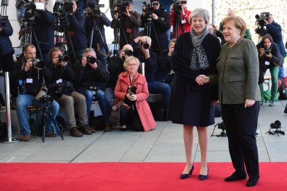 La primera ministra britànica, Theresa May, i la cancellera alemanya, Angela Merkel, ahir a Berlín.