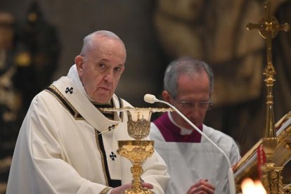 El papa Francesc, durant la benedicció ‘urbi et orbi’, ahir a la basílica de Sant Pere.