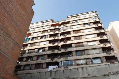 La fachada del edificio desde donde ha caído la pareja.